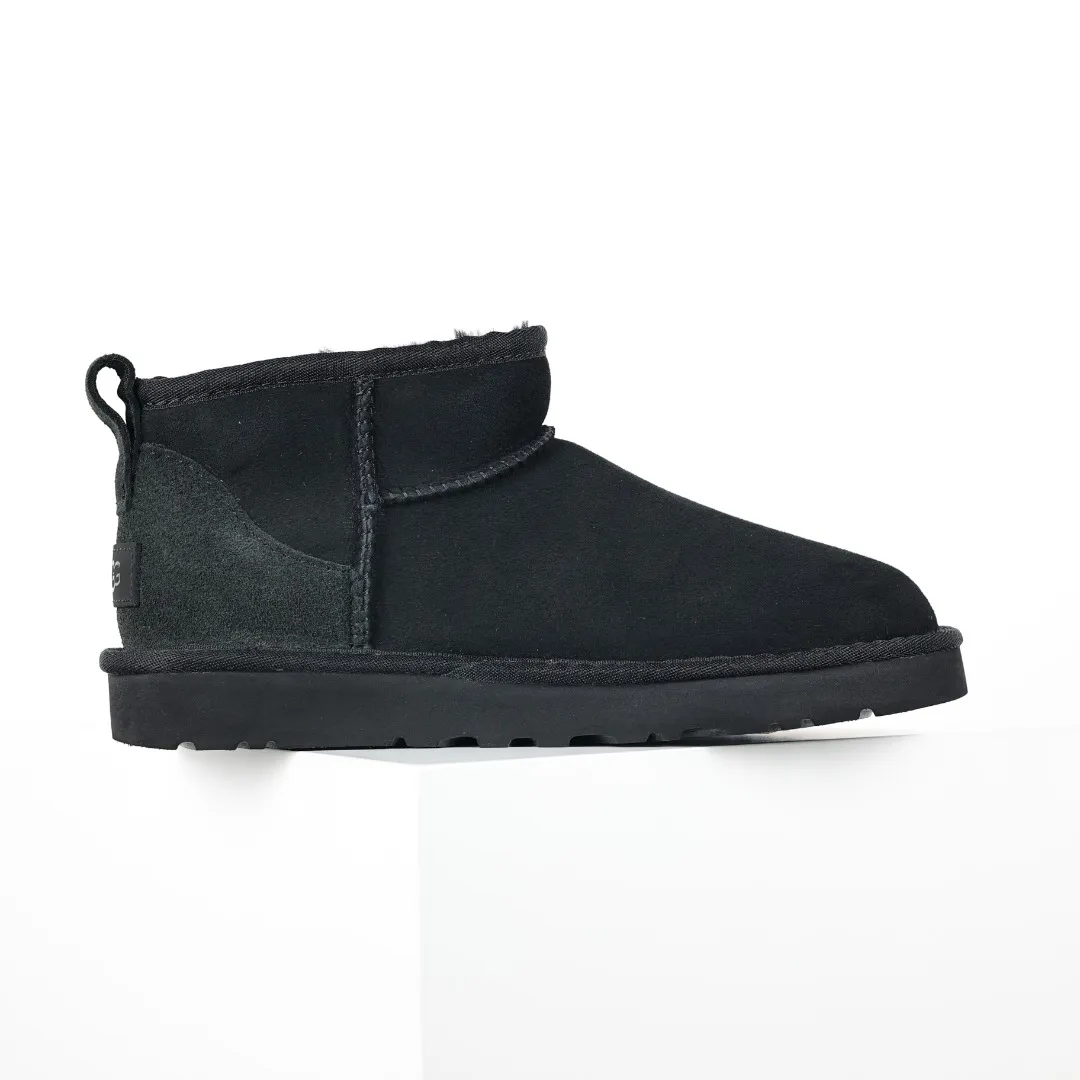 Pick up locally 💰480, core recommendation, good price UGG Classic MiNi basic low-top series, Xiaohongshu hot model, Henan Longfeng leather production, sheepskin integrated, top quality in the market, 2-3 cm cashmere insole, keeping warm in winter, suitable for home use. In the new year, uug launched a style series, which is partially biased towards the preferences of young consumers, and has also moved to the forefront of fashion trends. Shoe body material, water-repellent coated suede upper 17mm UGGPURE™ implanted wool insole Lightweight non-slip comfortable rubber outsole With brand LOGO Trademark Comes with full packaging Size: 35 36 37 38 39 40